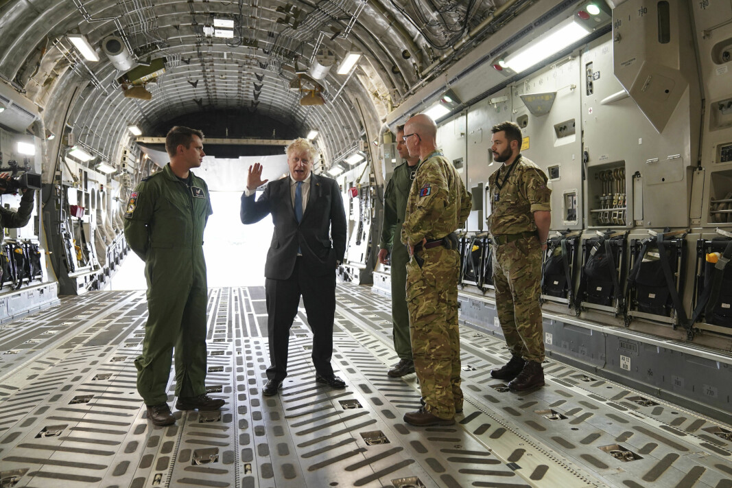 MILLIARDPAKKE: Storbritannias statsminister Boris Johnson har lovet Ukraina en ny milliardpakke, og sagt at landet kan trene opp 10.000 ukrainske infanteristyrker. MILLIARDPAKKE: Storbritannias statsminister Boris Johnson har lovet Ukraina en ny milliardpakke, og sagt at landet kan trene opp 10.000 ukrainske infanteristyrker.