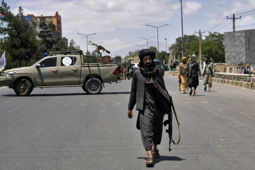 PÅ VAKT: En Taliban-kriger på vakt i Kabul 18. juni etter at flere eksplosjoner rammet den afghanske hovedstaden.