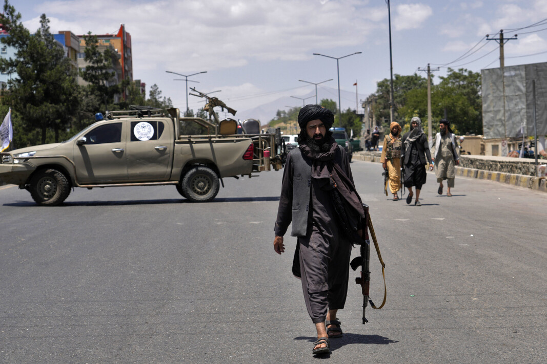 PÅ VAKT: En Taliban-kriger på vakt i Kabul 18. juni etter at flere eksplosjoner rammet den afghanske hovedstaden. PÅ VAKT: En Taliban-kriger på vakt i Kabul 18. juni etter at flere eksplosjoner rammet den afghanske hovedstaden.