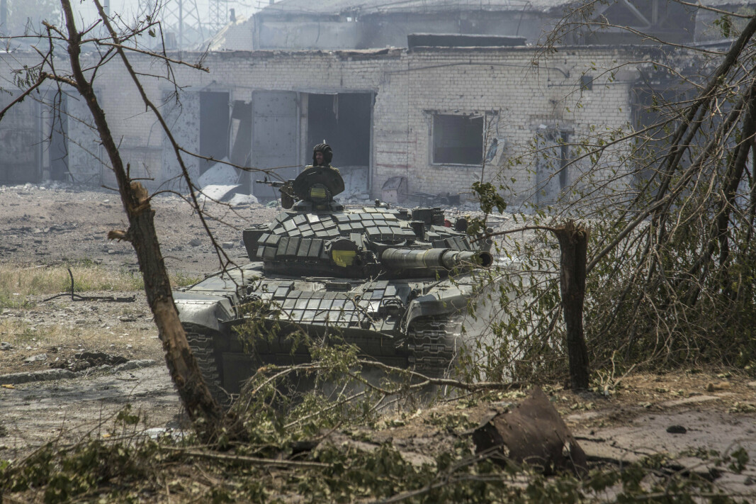 OMFATTENDE KAMPER: En ukrainsk stridsvogn er posisjonert i frontlinja i Luhansk-regionen. Fylkets guvernør melder om omfattende kamper i byen Lysytsjansk.