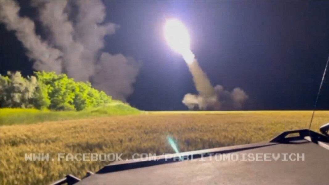 HIMARS: Dette bildet er hentet fra en video som skal vise et angrep hvor det langtrekkende våpenet HIMARS er i bruk. Videoen ble lagt ut 24. juni 2022. Tilgang på langtrekkende våpen kan ifølge en militær ekspert være en game-changer for Ukraina. HIMARS: Dette bildet er hentet fra en video som skal vise et angrep hvor det langtrekkende våpenet HIMARS er i bruk. Videoen ble lagt ut 24. juni 2022. Tilgang på langtrekkende våpen kan ifølge en militær ekspert være en game-changer for Ukraina.