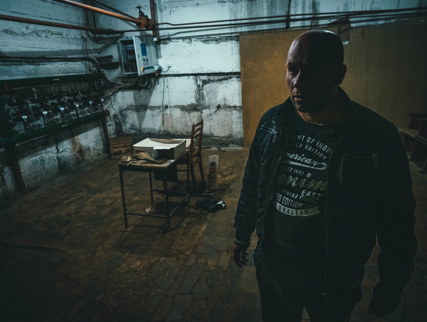 LÅSBART BUR: 'Dima' viser frem rommet i kjelleren hvor sivile ukrainere ble holdt som fanger. Foto: Morten Risberg