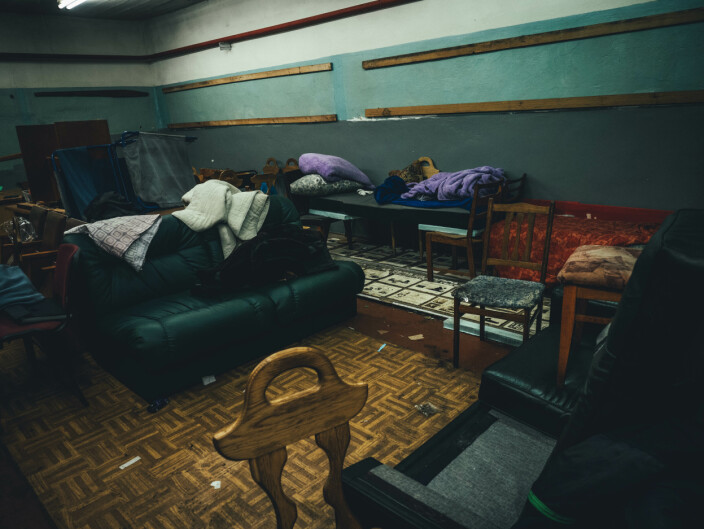 SOVEPLASS: Russerne har gjort om sofaer, stoler og senger til provisoriske soveplasser