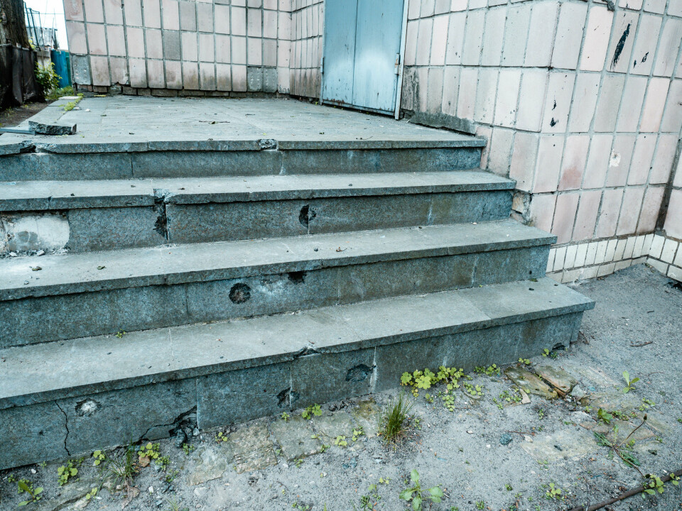 KULEHULL: Bildet viser kulehull i steintrappen. Foto: Morten Risberg