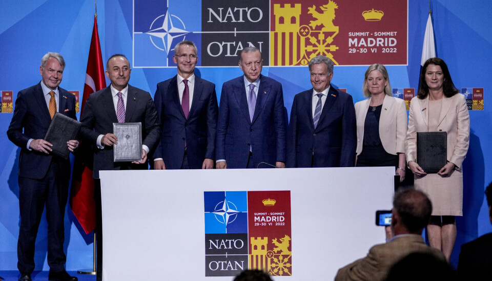 NÆR ENIGHET: Sverige, Finland og Tyrkias utenriksministre og statsledere avbildet sammen med Natos generalsekretær Jens Stoltenberg etter signeringen av deres historiske avtale tirsdag, som åpner for et svensk-finsk Nato-medlemskap.