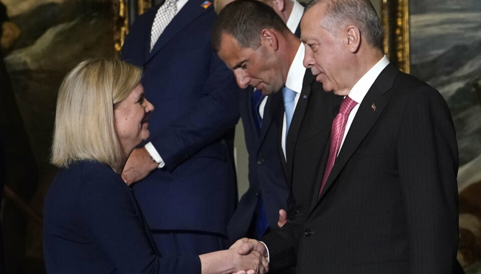 HÅNDHILSER: Sveriges statsminister Magdalena Andersson håndhilser på den tyrkiske presidenten Recep Tayyip Erdogan under Nato-toppmøtet i Madrid.