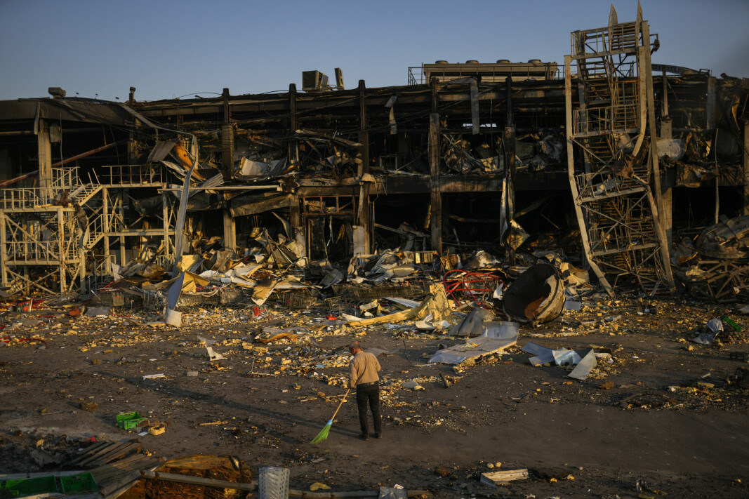 ØDELEGGELSE: En mann feier ved en ødelagt bygning etter et tidligere russisk angrep fra mai.