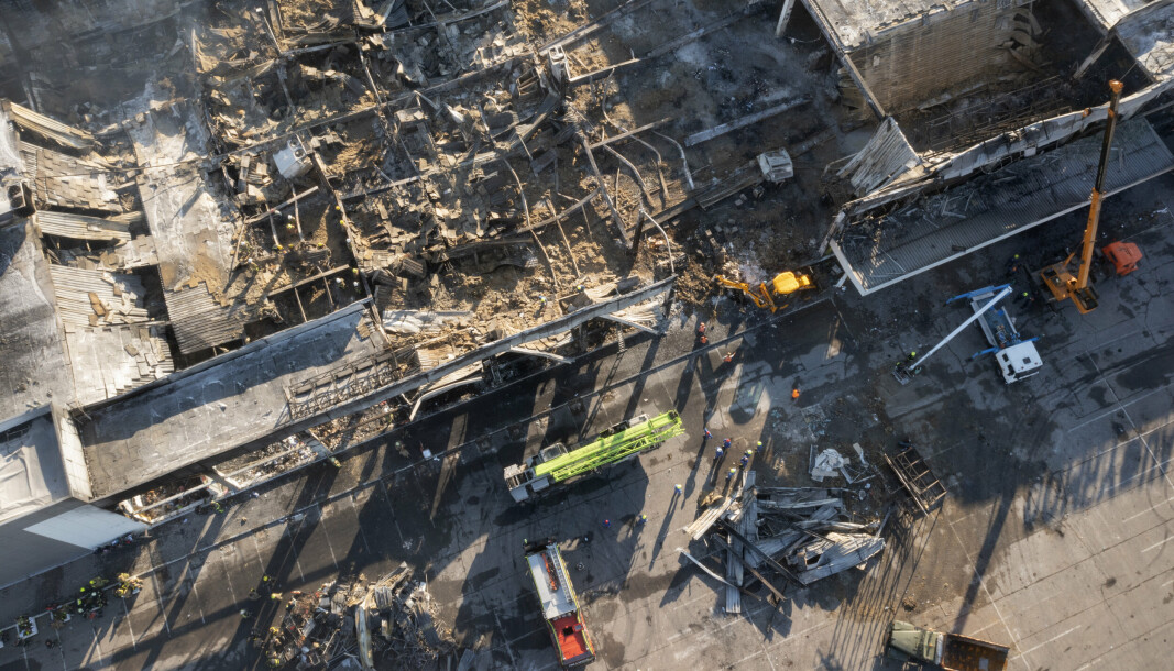 ANGREP: Ukrainske brannmenn arbeider i ruinene av et utbrent kjøpesenter etter et rakettangrep i Krementsjuk tidligere denne uken. Ifølge ukrainske myndigheter ble minst 18 sivile drept.