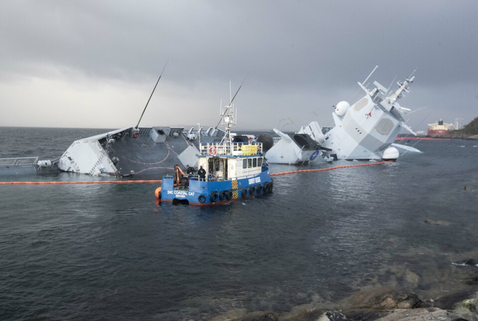 KOLLIDERTE: KNM Helge Ingstad ved skadestedet i Øygarden noen dager etter at fartøyet kolliderte med et tankskip.