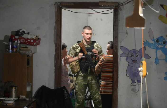 En ukrainsk soldat snakket med en kvinne som har gjemt seg for russiske styrker i en kjeller i Lysytsjansk. En ukrainsk soldat snakket med en kvinne som har gjemt seg for russiske styrker i en kjeller i Lysytsjansk.