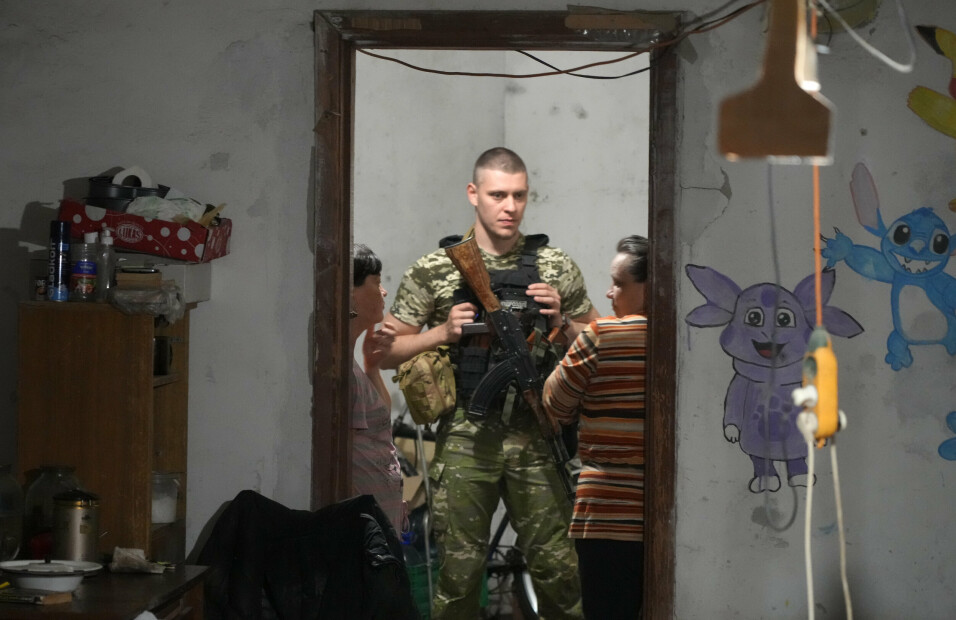 En ukrainsk soldat snakket med en kvinne som har gjemt seg for russiske styrker i en kjeller i Lysytsjansk.