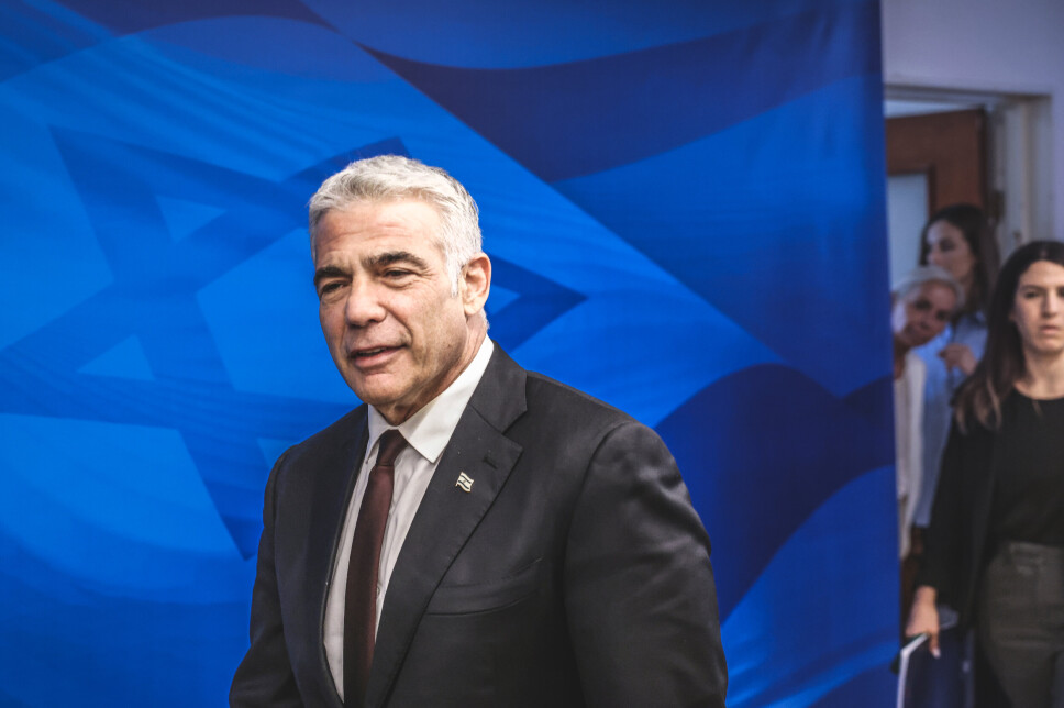Yair Lapid ankommer et møte i kabnettet.