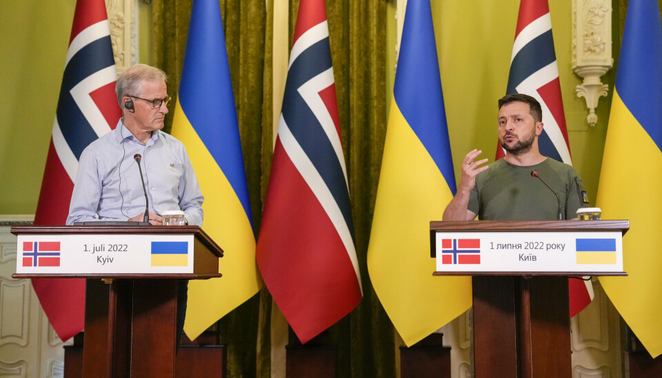 STØTTE: Statsminister Jonas Gahr Støre under pressekonferansen sammen med president Volodymyr Zelenskyj. Støre besøkte fredag Ukraina og fikk se konsekvensene av den russiske invasjonen.