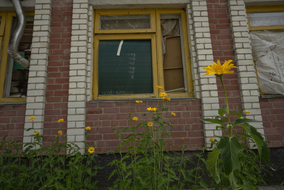 LIV: Blomster vokser utenfor den ødelagte skolen hvor de fleste av Yahidnes innbyggere tilbrakte en måned i kjelleren under russisk fangenskap.