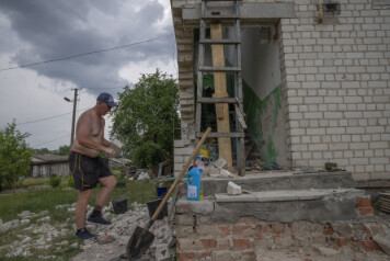 BYGGE: En mann i gang med å gjenoppbygge hjemmet sitt i landsbyen Yahidne, nordøst i Ukraina.