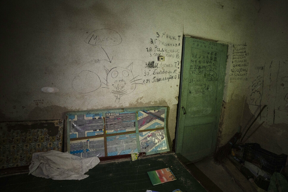 FANGET: Bildet viser skrift og tegninger laget av barn og voksne i kjelleren på skolen i Yahidne. I nesten en måned ble landsbyboerne holdt i russisk fangenskap der, og minst ti mennesker døde nede i kjelleren, ifølge dem som overlevde.