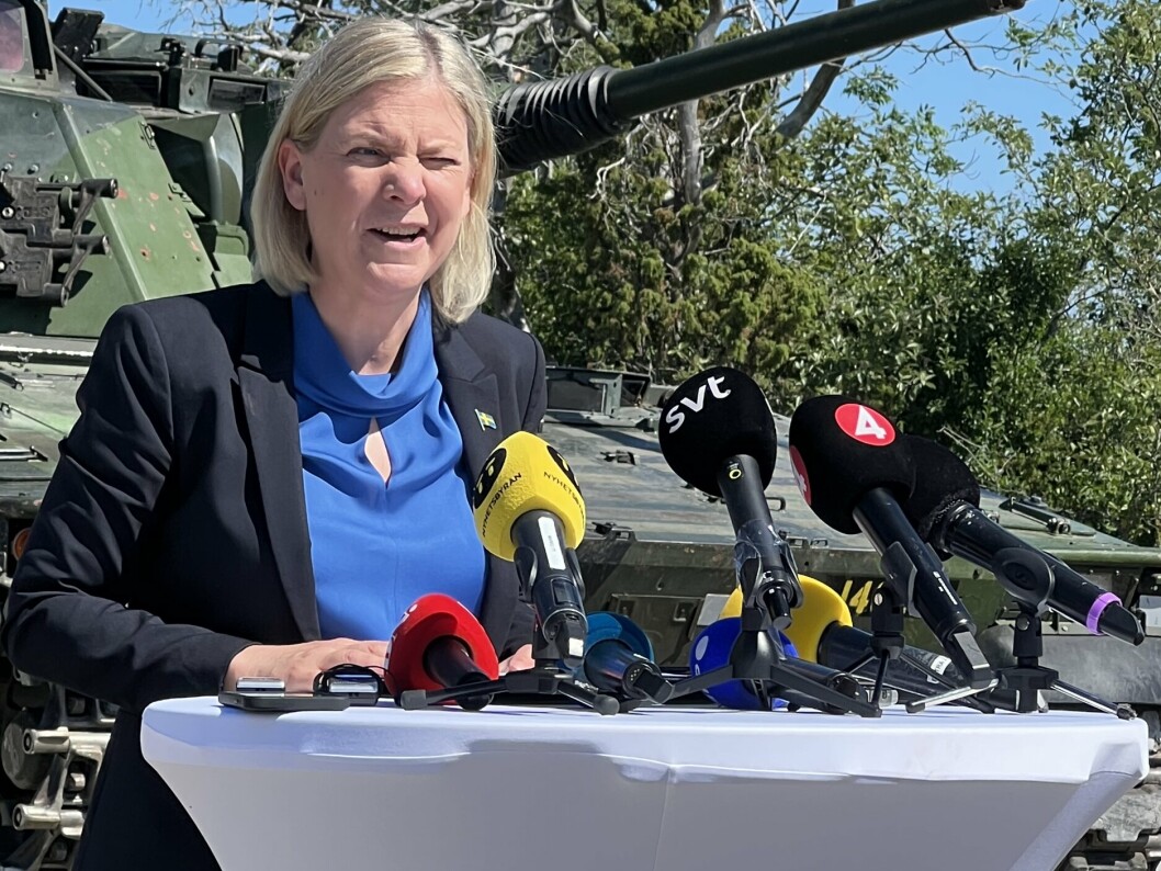 SKARPT: Sol i øynene, men Nato-kampen stanser ikke Magdalena Anderssons sans for detaljer.