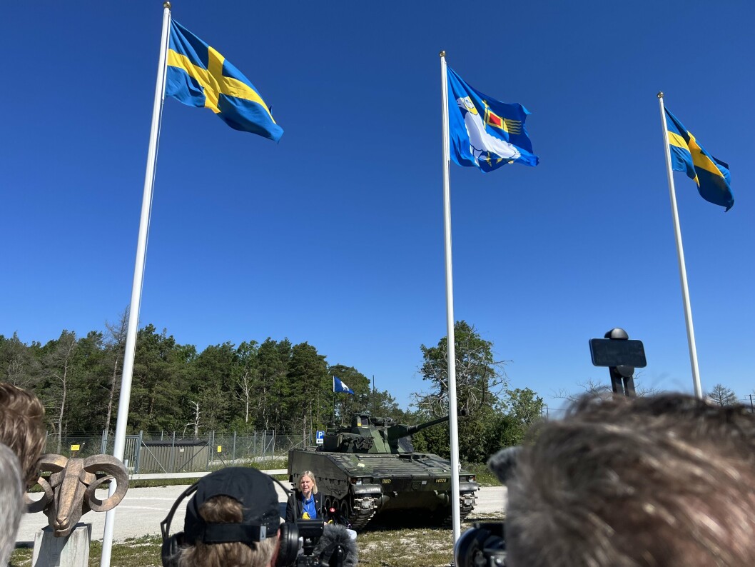 TIL TOPPS: Andersson besøkte Gotlands regiment, men leiren stod uten Nato-flagget- enn så lenge.