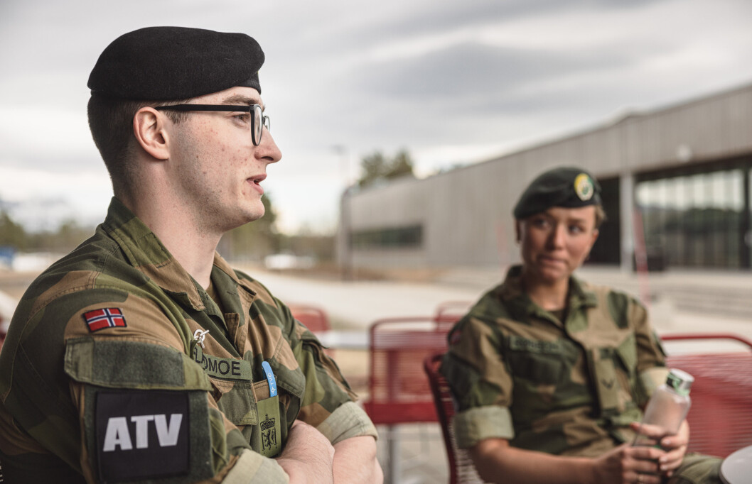 AV- OG PÅTROPPENDE: Viktor Fladmoe tar over etter Linnea Huseby Røbech (i bakgrunnen). AV- OG PÅTROPPENDE: Viktor Fladmoe tar over etter Linnea Huseby Røbech (i bakgrunnen).