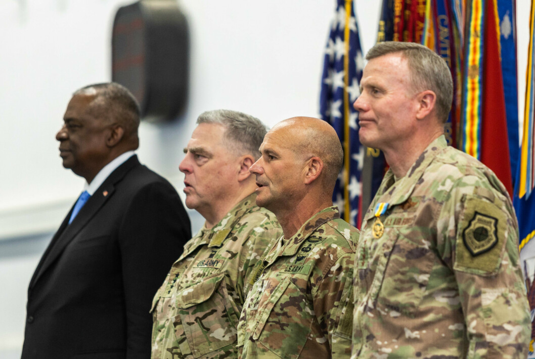 I TYSKLAND: USAs forsvarsminister Lloyd Austin, forsvarssjef Mark Milley, general Christopher Cavoli og general Ted Wolters under seremonien i Stuttgart 1. juli.