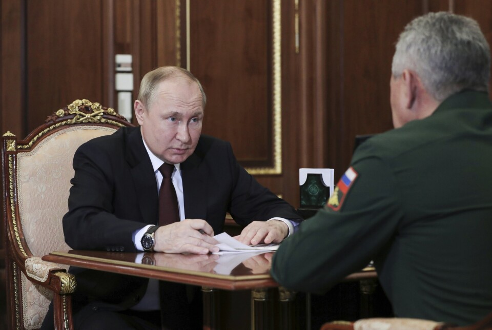 RAPPORT: Russlands president Vladimir Putin får en oppdatering fra forsvarsminister Sergej Sjojgu under deres møte i Kreml 4. juli 2022.