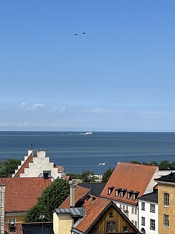 IDYLL MED FLYSKREMSEL: To svenske Jas Gripen jagerfly skapte kontrast til den tradisjonrike idyllen under Almedalsveckan mandag. IDYLL MED FLYSKREMSEL: To svenske Jas Gripen jagerfly skapte kontrast til den tradisjonrike idyllen under Almedalsveckan mandag.