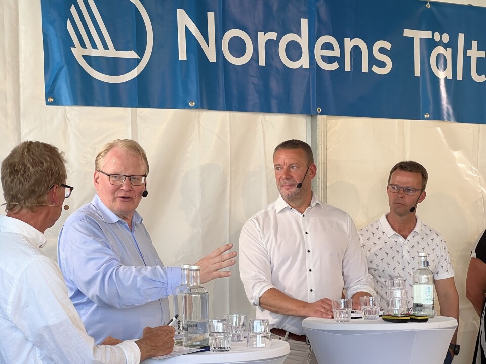 SVENSK-FINSKE BÅND: Sveriges forsvarsminister Peter Hultqvist blir lyttet til av tidligere finsk forsvarsminister Stafan Wallin og finsk forsvarsattaché Joakim Salonen – og spurt ut av finske Matts Lindqvist.