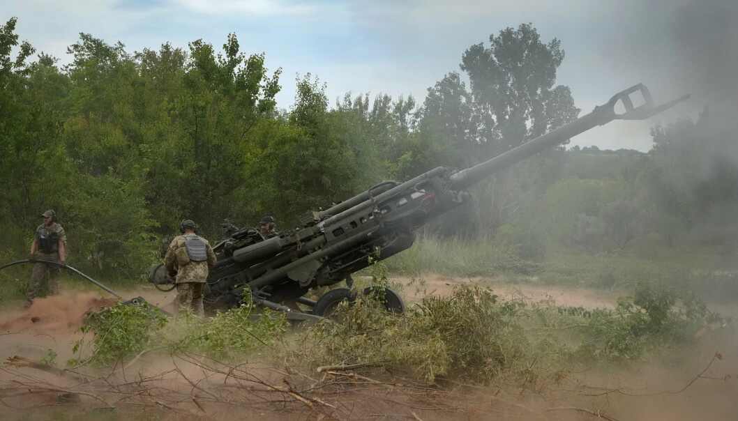 AVGJØRENDE: Ukrainske soldater skyter mot russiske stillinger med en M777-haubits i Donetsk. Fylkets guvernør ber 350.000 ukrainere om å flykte fra russiske framrykkinger og sier at slaget om Donetsk blir avgjørende for krigen.