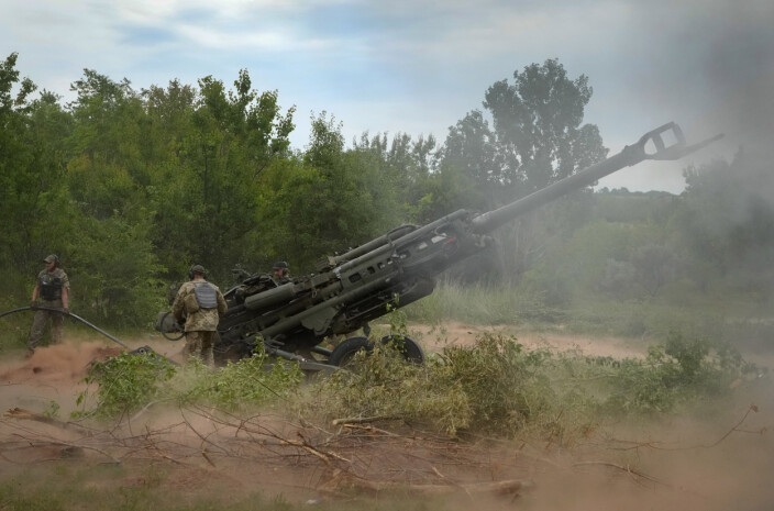 TUNGT SKYTS: Ifølge Kim-Patrik Hunsdal er det artilleri som dominerer på slagmarken i Ukraina. Bildet viser ukrainske soldater som beskyter russiske stillinger med artilleri i Donetsk-regionen, lørdag 18. juni 2022. TUNGT SKYTS: Ifølge Kim-Patrik Hunsdal er det artilleri som dominerer på slagmarken i Ukraina. Bildet viser ukrainske soldater som beskyter russiske stillinger med artilleri i Donetsk-regionen, lørdag 18. juni 2022.
