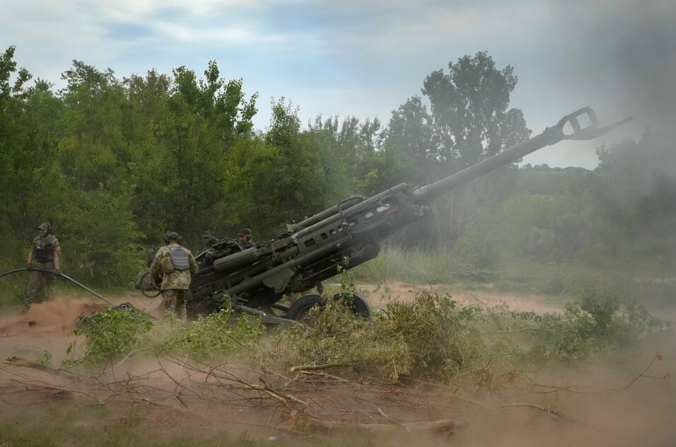 TUNGT SKYTS: Ifølge Kim-Patrik Hunsdal er det artilleri som dominerer på slagmarken i Ukraina. Bildet viser ukrainske soldater som beskyter russiske stillinger med artilleri i Donetsk-regionen, lørdag 18. juni 2022.