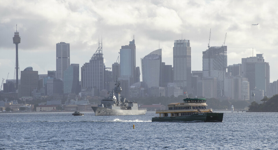 FREGATT: En av Sydneys ferger passerer HMAS Arunta, en fregatt av Anzac-klassen. I bakgrunnen kan et trent øye gjenkjenne Sydneys skyline.
