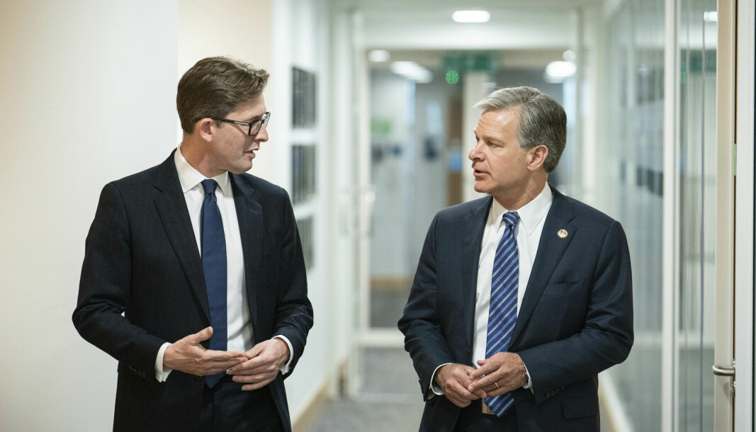 MI5-generaldirektør Ken McCallum, til venstre, og FBI-direktør Christopher Wray møtes ved MI5-hovedkvarteret i London sentrum, onsdag 6. juli 2022. Lederen for FBI og lederen for Storbritannias innenlandske etterretningsbyrå slo alarm onsdag om den kinesiske regjeringen, og advarte bedriftsledere at Beijing er fast bestemt på å stjele teknologien deres for konkurransemessig gevinst. MI5-generaldirektør Ken McCallum, til venstre, og FBI-direktør Christopher Wray møtes ved MI5-hovedkvarteret i London sentrum, onsdag 6. juli 2022. Lederen for FBI og lederen for Storbritannias innenlandske etterretningsbyrå slo alarm onsdag om den kinesiske regjeringen, og advarte bedriftsledere at Beijing er fast bestemt på å stjele teknologien deres for konkurransemessig gevinst.