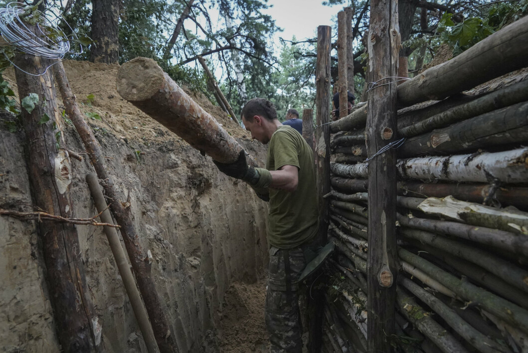 FORSTERKER: En ukrainsk soldat arbeider med å forsterke veggene i en skyttergrav nær frontlinjen i Kharkiv-regionen. Bildet er datert tirsdag 5. juli.