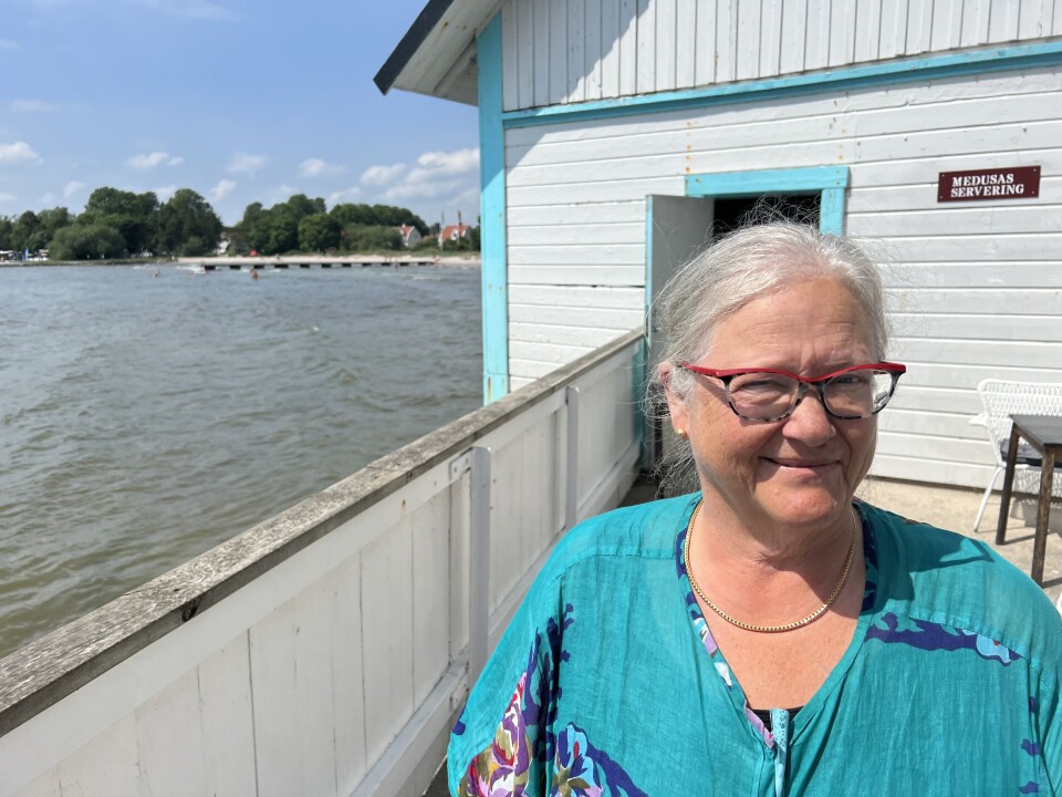 KAFE VED STRANDEN: —Vi bygger ikke bunkerser, selv om vi vet at vi er den siste utpost østover, sier kafésjefen Monika Borgman.