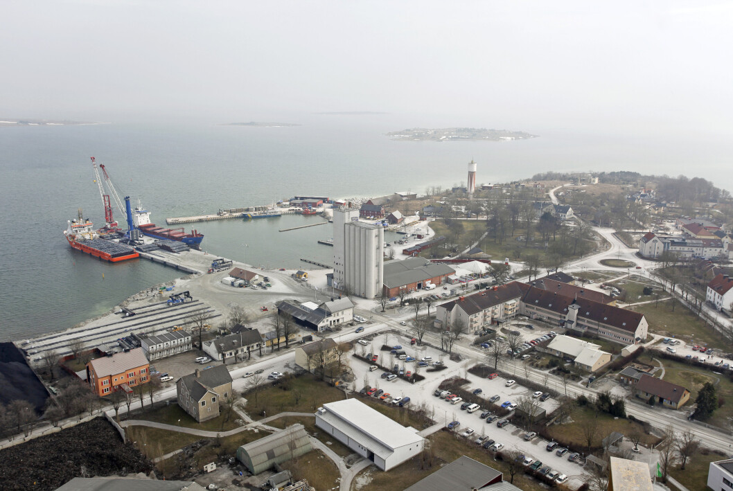 RØR: Dette bildet fra 2010 viser kaien i Slite havn. Herfra ble rørene som skulle bli ledninger i Østersjøen fraktet ut. RØR: Dette bildet fra 2010 viser kaien i Slite havn. Herfra ble rørene som skulle bli ledninger i Østersjøen fraktet ut.