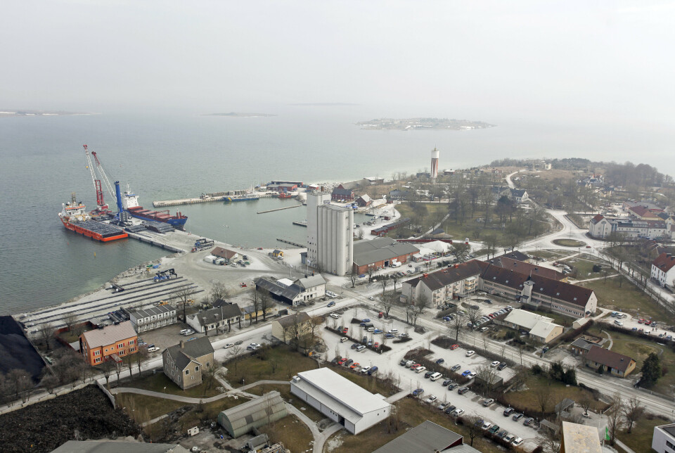 RØR: Dette bildet fra 2010 viser kaien i Slite havn. Herfra ble rørene som skulle bli ledninger i Østersjøen fraktet ut.