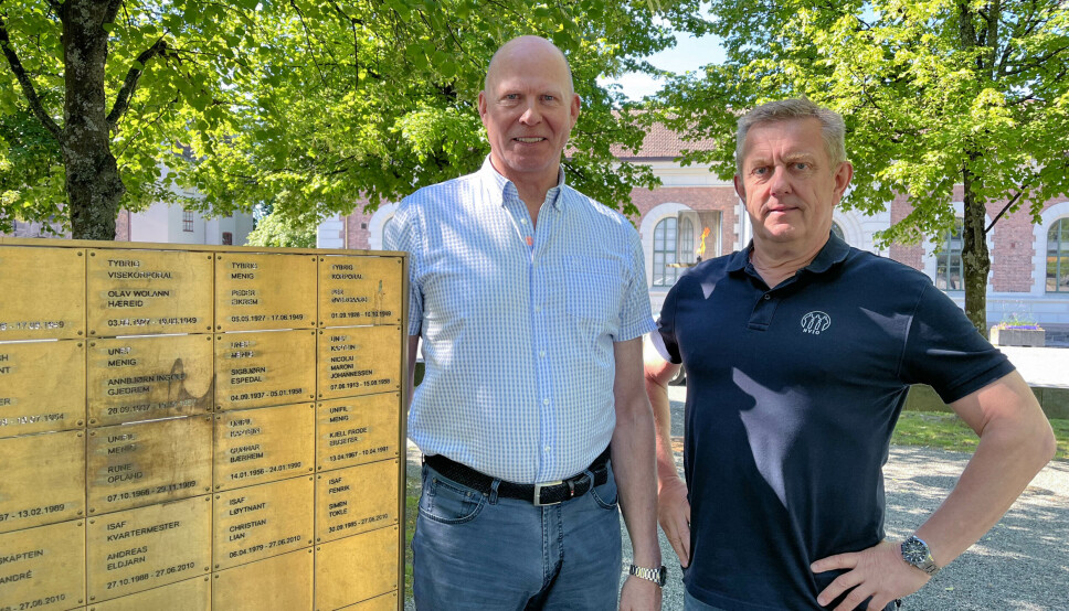 VED VETERANMOMUMENT: Øystein K. Wemberg generalsekretær i veteranforbundet SIOPS (til venstre) og Bjørn Robert Dahl generalsekretær i Norges Veteranforbund for Internasjonale Operasjoner (NVIO).