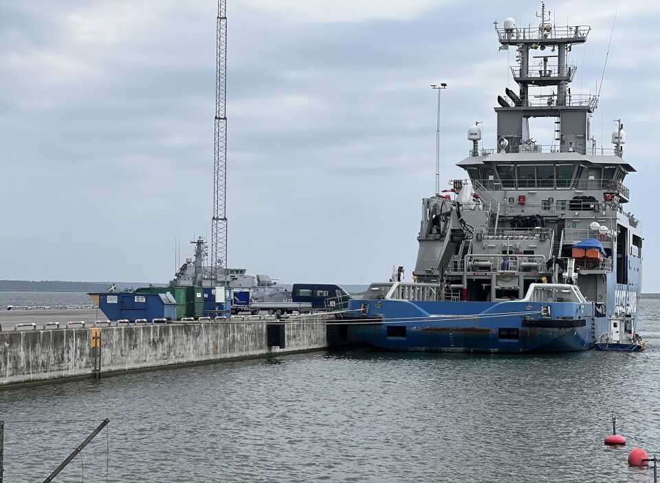 PÅ PLASS: Den svenske kystvakten er tydelig tilstedeværende ved havna i Slite.