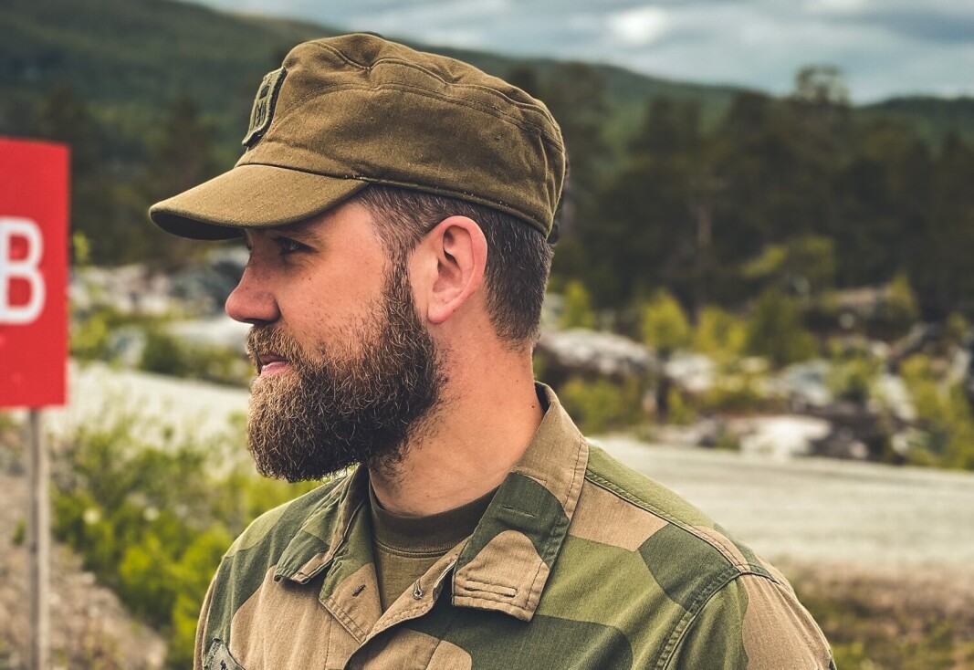 15 TIMER: SAS har kansellert alle sine fly i Bardufoss, det skaper problemer for alle de dimmeklare soldatene, og for ansatte som må finne alternative reisemåter, slik som løytnant Nicholas Tidemann. Han fikk sitte på med en kollega til Trondheim da sommerferien startet. 15 TIMER: SAS har kansellert alle sine fly i Bardufoss, det skaper problemer for alle de dimmeklare soldatene, og for ansatte som må finne alternative reisemåter, slik som løytnant Nicholas Tidemann. Han fikk sitte på med en kollega til Trondheim da sommerferien startet.