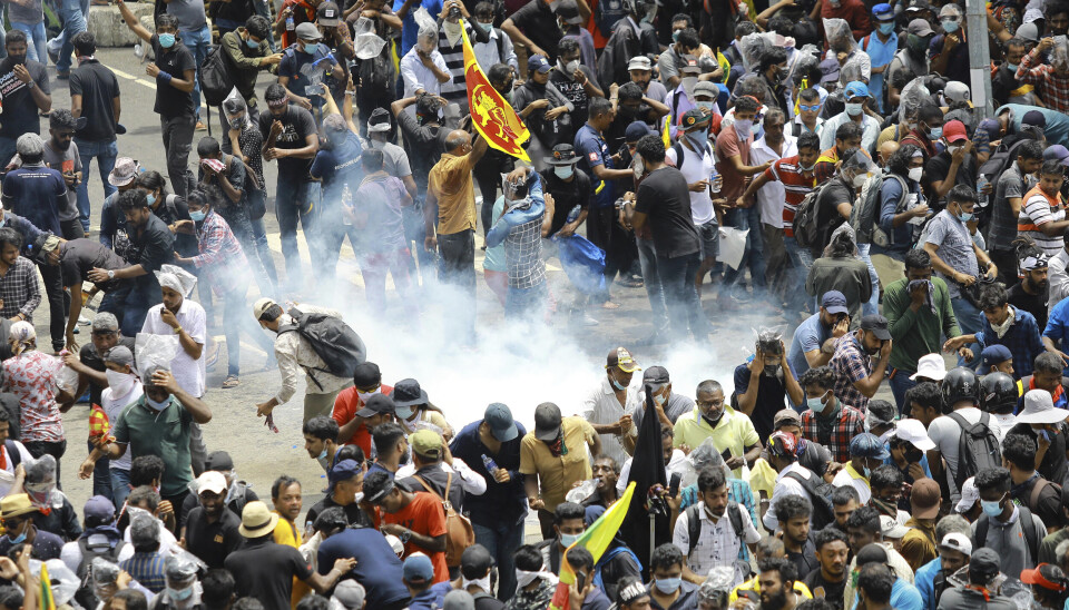 DEMONSTRASJONER: Demonstranter løper vekk fra tåregass avfyrt av srilankisk politi i hovedstaden Colombo lørdag.