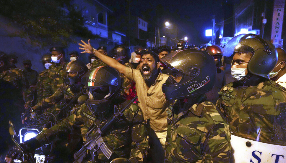 En mann roper slagord mot regjeringen under en demonstrasjon utenfor president Gotabaya Rajapaksas bolig 31. mars i år. Demonstranter har lenge truet med å storme presidentpalasset.