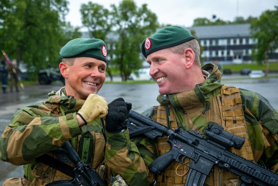 FIST PUMP: Påtroppende bataljonsjef Espen Stiberg klanker knyttneve med avtroppende Ronny Brattli.