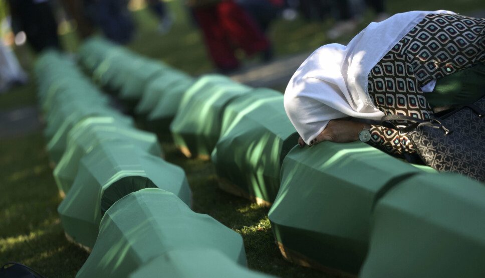 IDENTIFISERT: En kvinne sørger ved kisten med levningene etter et av hennes familiemedlemmer, som er blant de 50 ofrene for Srebrenica-massakren som nylig er blitt identifisert og som ble gravlagt mandag 11.juli 2022.