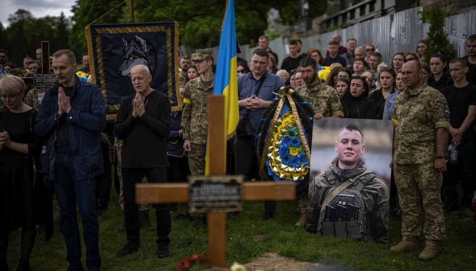 SØRGER: Ukraina hevder at 34.500 russiske soldater er drept siden invasjonen i februar, men vestlige eksperter tror ikke tallet er så høyt. Egne tap snakker ledelsen i Kyiv mindre om. Her gravlegges en 23 år gammel ukrainsk regjeringssoldat i Kharkiv.