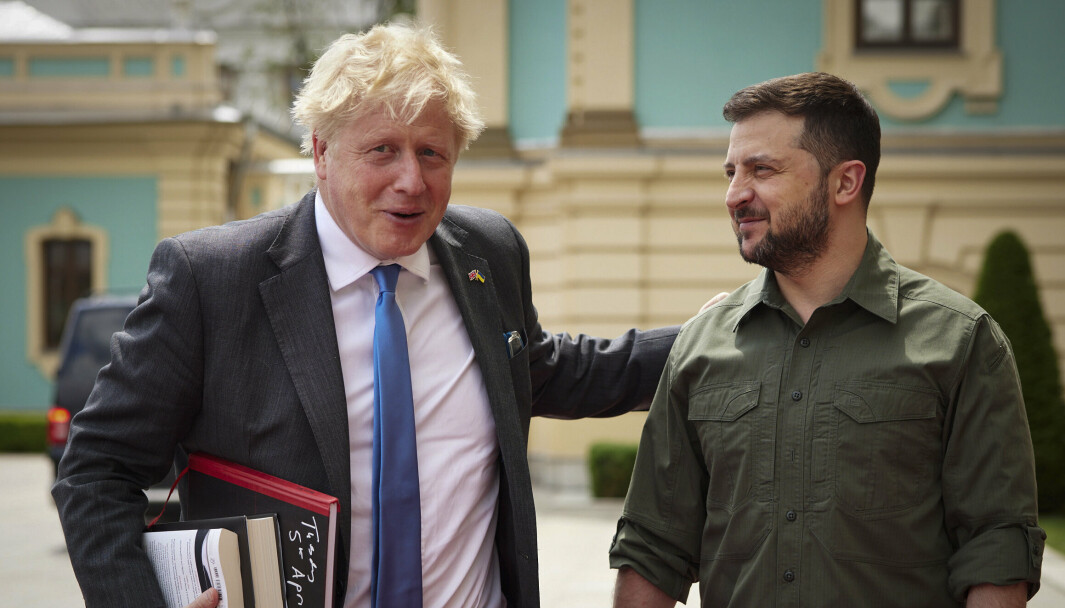 VÅPENSTØTTE: Storbritannia er blant dem som støtter Ukraina på ulike måter. Her er president Volodymyr Zelenskyj sammen med Storbritannias statsminister Boris Johnson før et møte i Kyiv 17. juni.