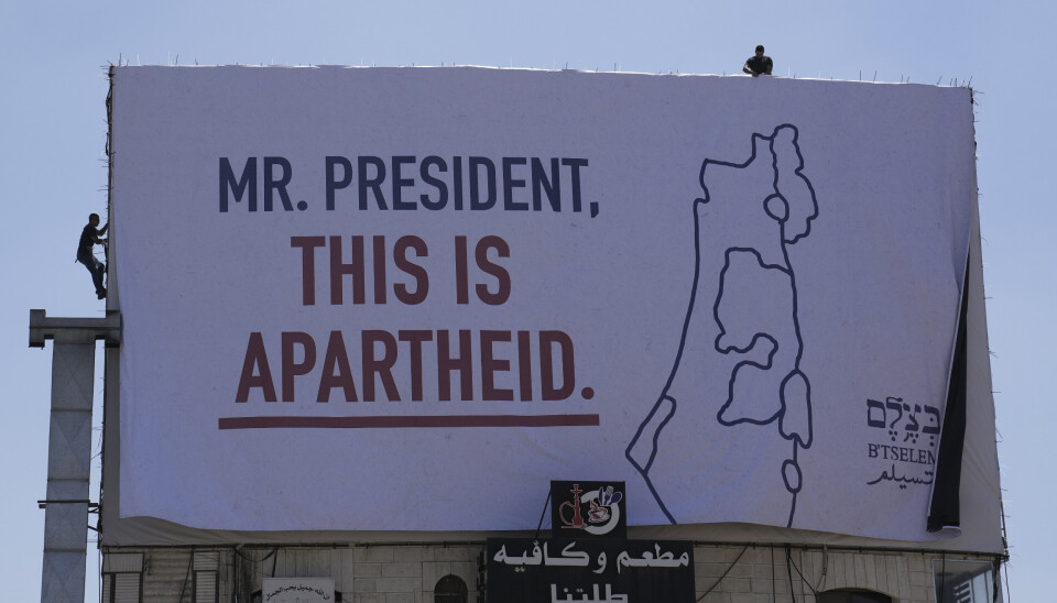 APARTHEID-ANKLAGER: Den norskstøttede israelske menneskerettighetsgruppen B'Tselem har satt opp store bannere på den okkuperte Vestbredden i forbindelse med president Joe Bidens besøk.