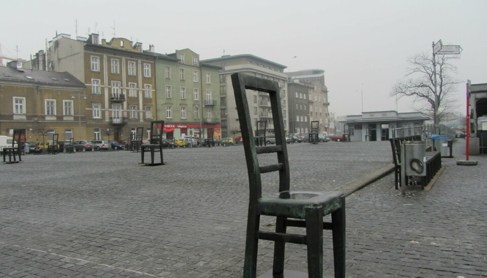MASSEGRAV: De tomme stolene i Krakow står som minnesmerker etter de som ble fraktet til konsentrasjonsleire. Nå er det funnet levninger etter mange tusen mennesker i nærheten av konsentrasjonsleiren Soldau, nord for Warsawa.