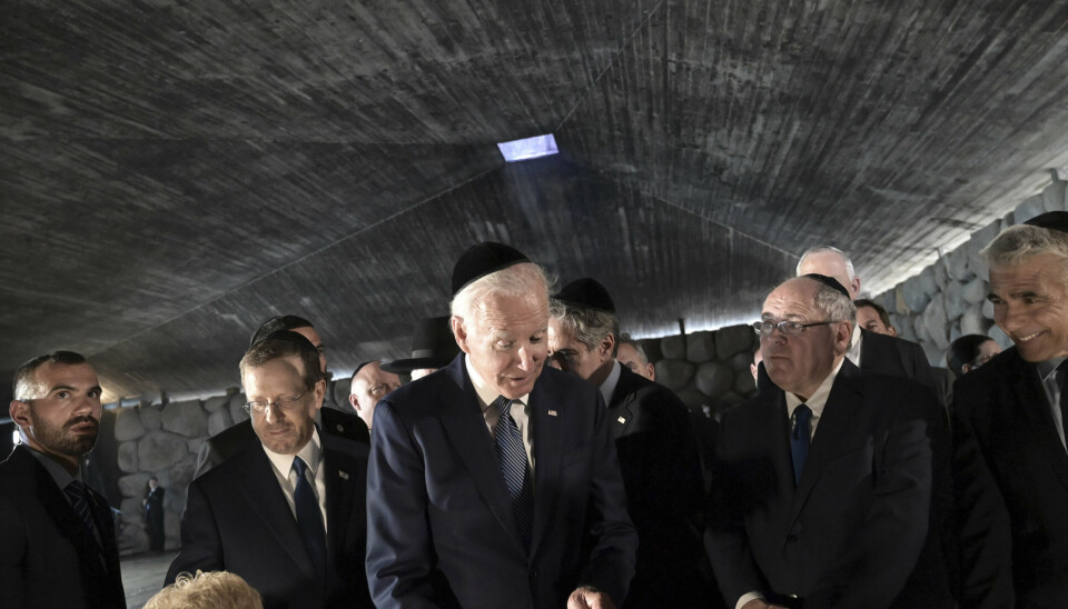 BESØK: President Joe Biden hilser på holocaustoverlevende ved holocaustmuseet Yad Vashem i Vest-Jerusalem.