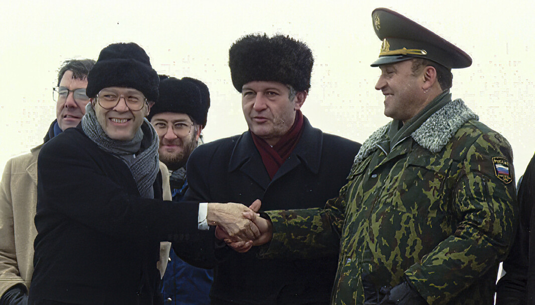 ANDRE TIDER: USAs forsvarsminister William Perry(t.v.) var på god fot med russiske og ukrainske ledere i 1996. Her sammen med Ukrainas forsvarsminister Valeri Shmarov og den russiske forsvarsministeren Pavel Grachev(t.h.) ved basen Pervomaysk utenfor den ukrainske hovedstaden Kyiv. ANDRE TIDER: USAs forsvarsminister William Perry(t.v.) var på god fot med russiske og ukrainske ledere i 1996. Her sammen med Ukrainas forsvarsminister Valeri Shmarov og den russiske forsvarsministeren Pavel Grachev(t.h.) ved basen Pervomaysk utenfor den ukrainske hovedstaden Kyiv.