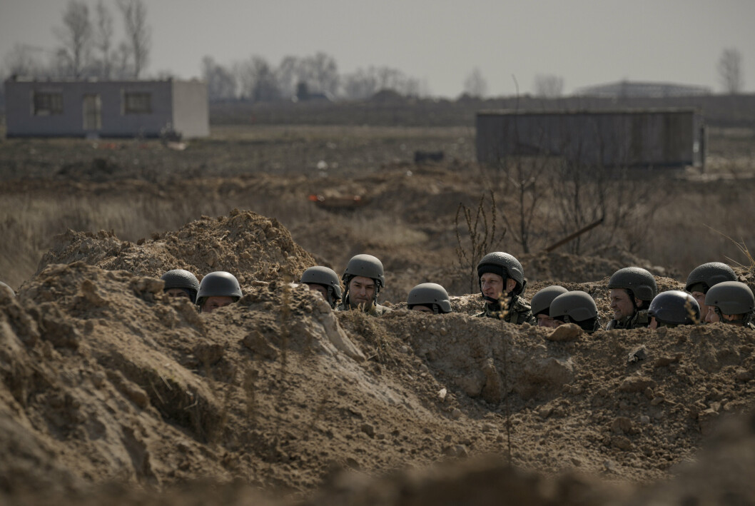 I SKYTTERGRAVEN: Ukrainske soldater står i skyttergraver utenfor Ukrainas hovedstad Kyiv. Bildet er datert 29. mars 2022.